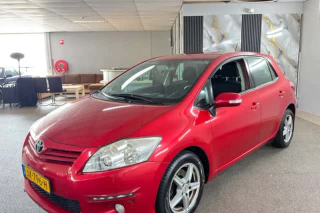 Toyota Auris (2011) thumbnail 2