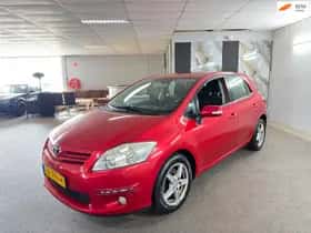Toyota Auris (2011) thumbnail 2