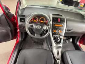 Toyota Auris (2011) thumbnail 17