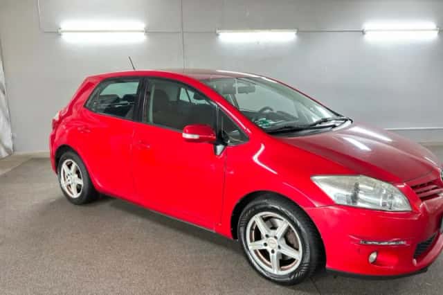 Toyota Auris (2011) thumbnail 3