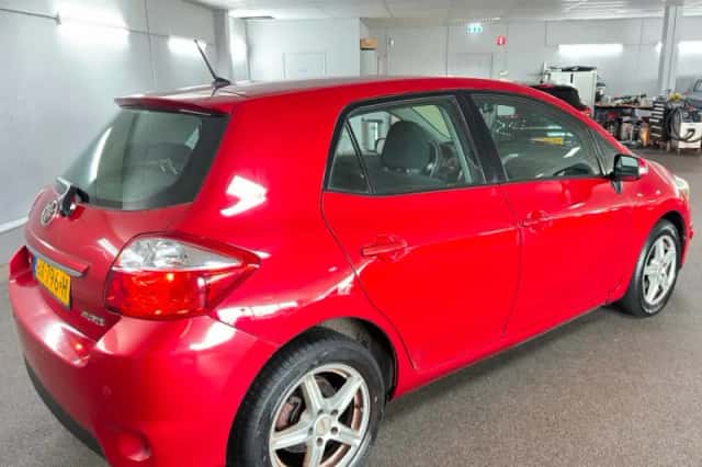 Toyota Auris (2011) thumbnail 5