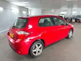 Toyota Auris (2011) thumbnail 5