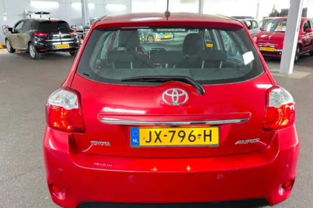 Toyota Auris (2011) thumbnail 6