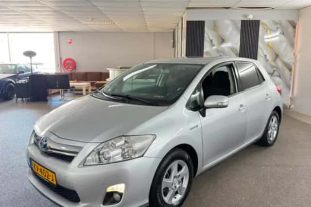 Toyota Auris (2011) thumbnail 1