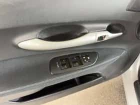 Toyota Auris (2011) thumbnail 13