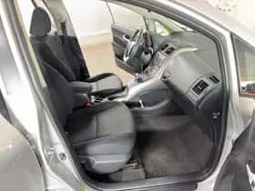 Toyota Auris (2011) thumbnail 24
