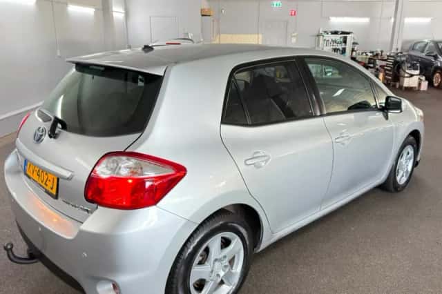 Toyota Auris (2011) thumbnail 5