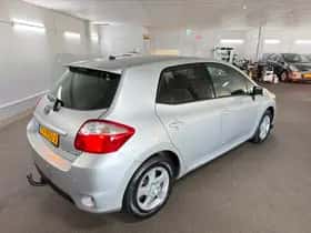 Toyota Auris (2011) thumbnail 5