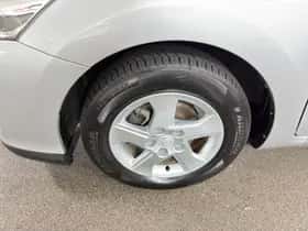 Toyota Auris (2011) thumbnail 10