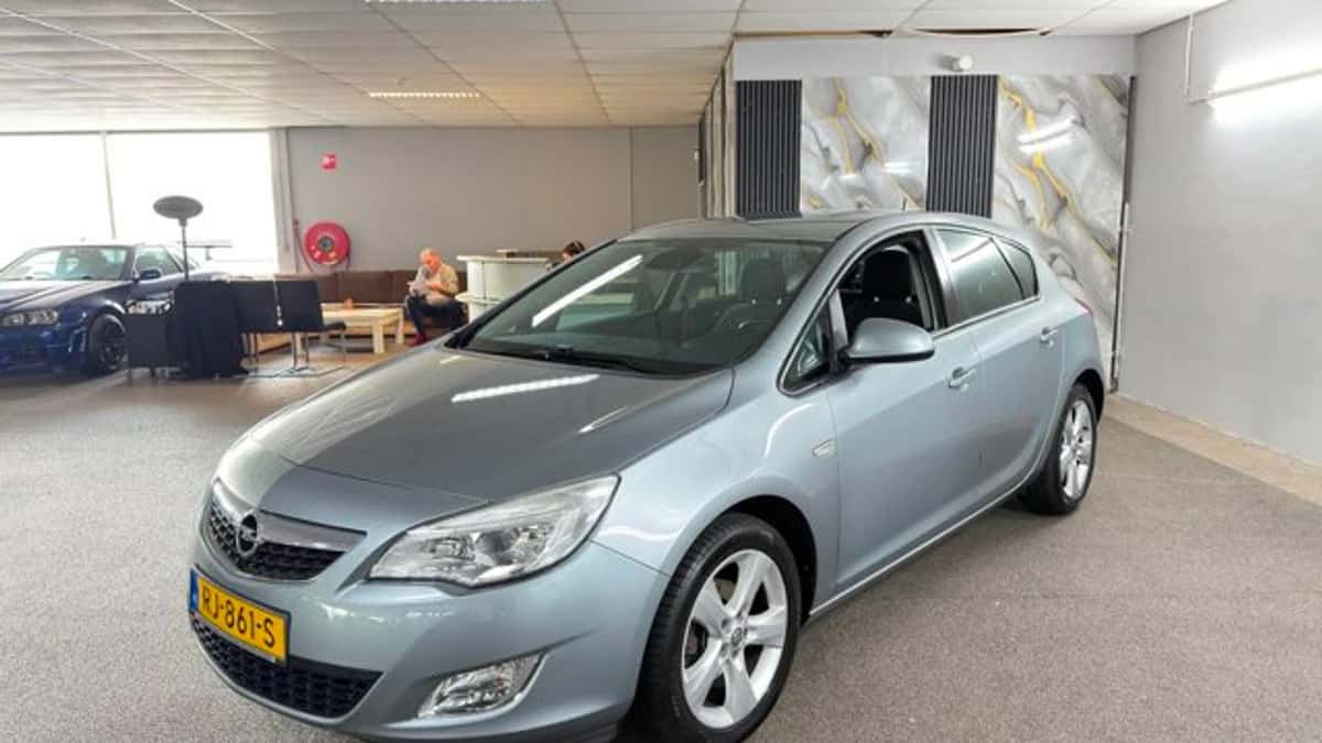 Opel Astra (2011) — foto 1