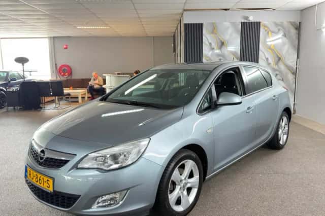 Opel Astra (2011) thumbnail 2