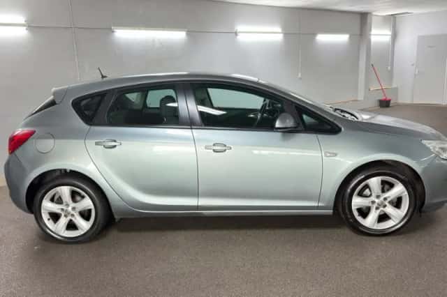 Opel Astra (2011) thumbnail 3