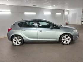 Opel Astra (2011) thumbnail 3