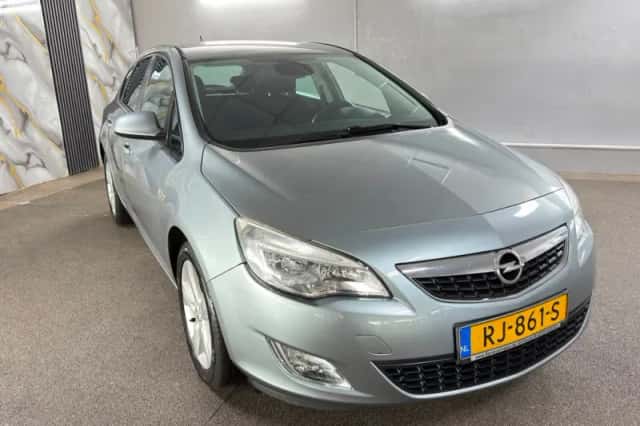 Opel Astra (2011) thumbnail 4