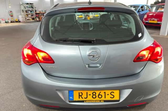 Opel Astra (2011) thumbnail 6
