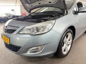 Opel Astra (2011) thumbnail 10