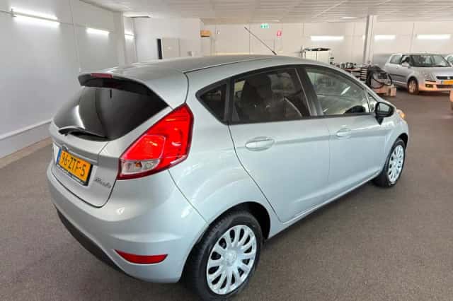 Ford Fiesta (2013) thumbnail 5