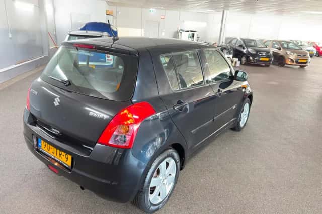 Suzuki Swift (2009) thumbnail 5