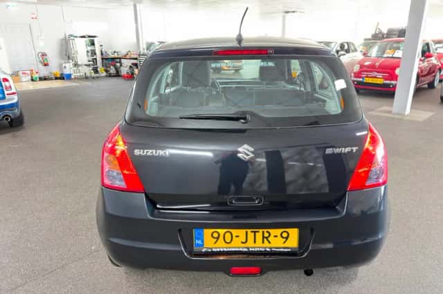 Suzuki Swift (2009) thumbnail 6