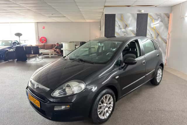 Fiat Punto (2010) thumbnail 2