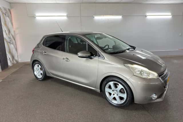 Peugeot 208 (2012) thumbnail 3