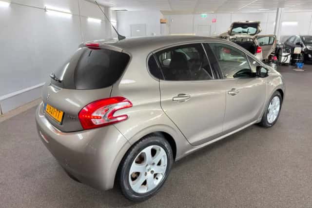 Peugeot 208 (2012) thumbnail 6
