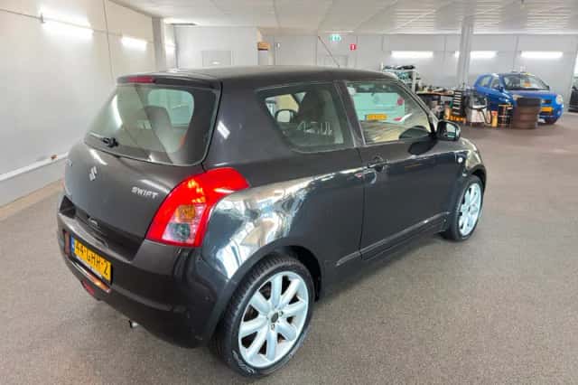 Suzuki Swift (2008) thumbnail 5