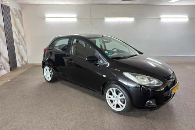 Mazda 2 (2010) thumbnail 2