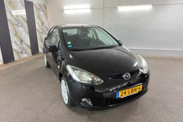 Mazda 2 (2010) thumbnail 3