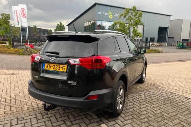 Toyota RAV4 (2015) thumbnail 6