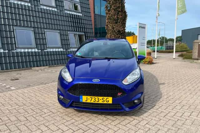Ford Fiesta (2014) thumbnail 3