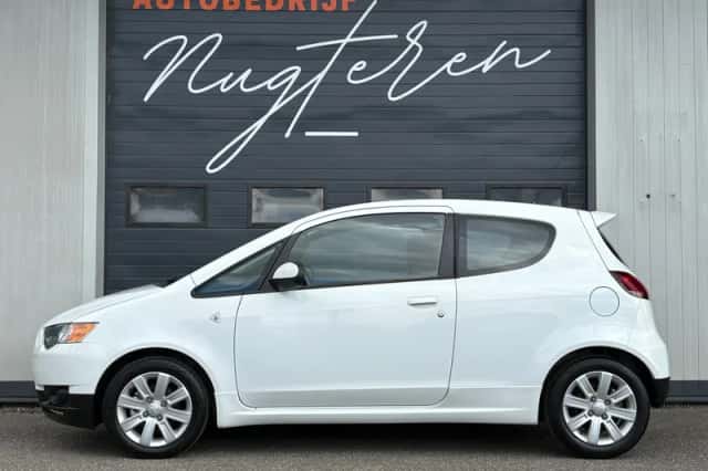 Mitsubishi Colt (2012) thumbnail 3
