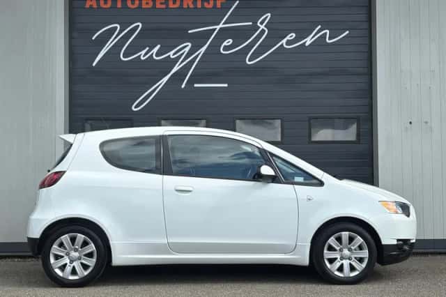 Mitsubishi Colt (2012) thumbnail 4