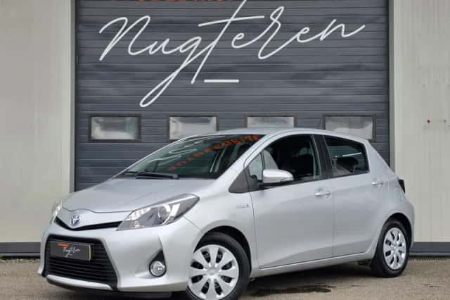 Toyota Yaris (2013) thumbnail 2