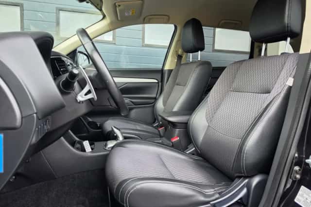 Mitsubishi Outlander (2014) thumbnail 5