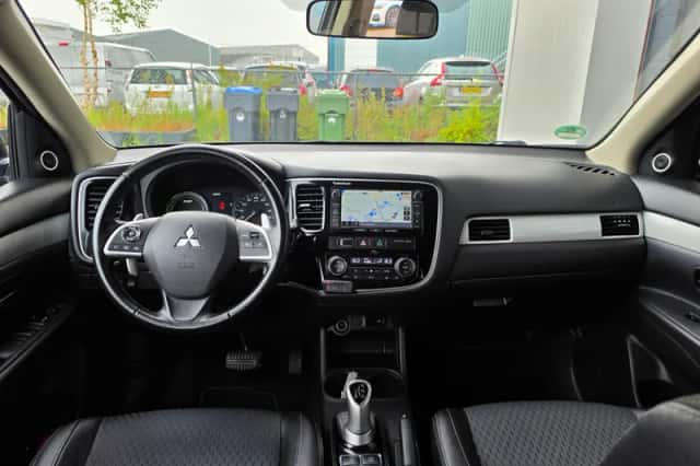 Mitsubishi Outlander (2014) thumbnail 6