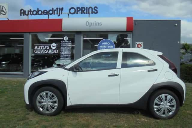 Toyota Aygo (2023) thumbnail 2