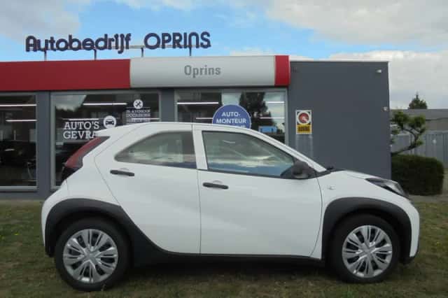 Toyota Aygo (2023) thumbnail 3