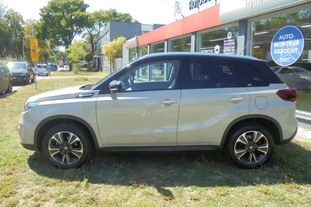 Suzuki Vitara (2022) thumbnail 3