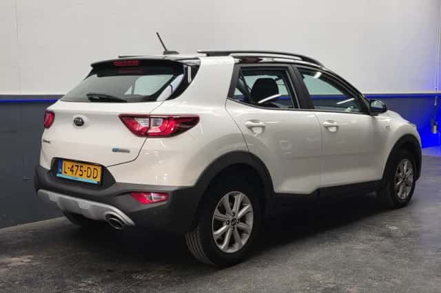 Kia Stonic (2021) thumbnail 3