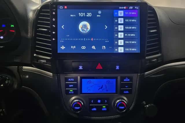 Hyundai Santa Fe (2010) thumbnail 3