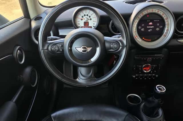 MINI Cooper (2011) thumbnail 2