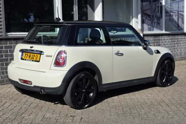 MINI Cooper (2011) thumbnail 3