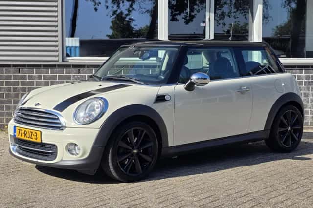 MINI Cooper (2011) thumbnail 4