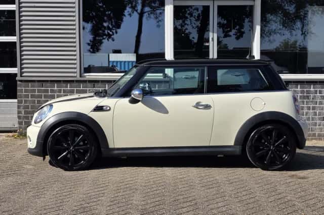 MINI Cooper (2011) thumbnail 5