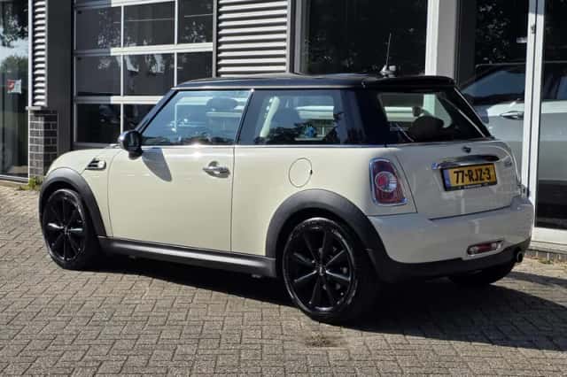 MINI Cooper (2011) thumbnail 6