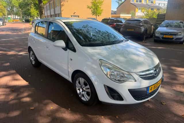 Opel Corsa (2013) thumbnail 1