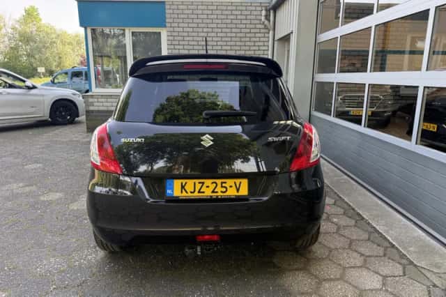 Suzuki Swift (2017) thumbnail 5