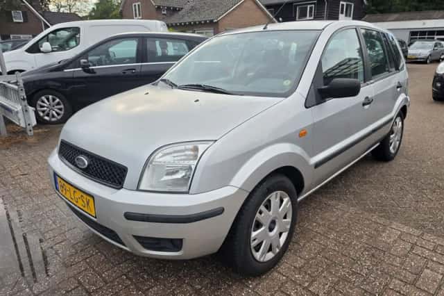 Ford Fusion (2003) thumbnail 2