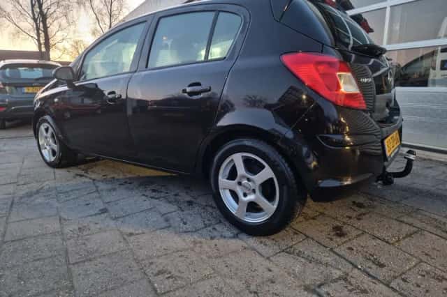 Opel Corsa (2008) thumbnail 3